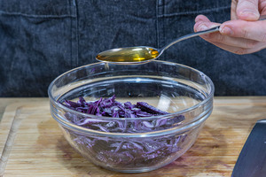 Essig zum Rotkohl geben