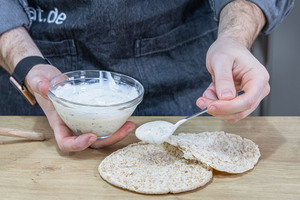 Joghurt auf das Brot geben
