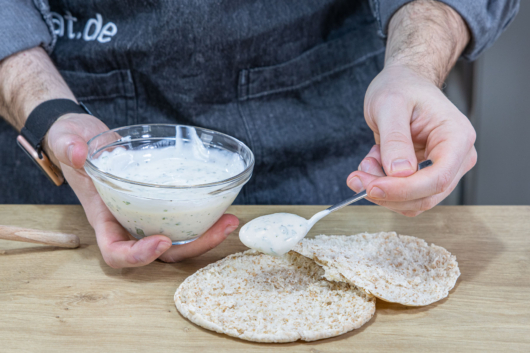 Joghurt auf das Brot geben