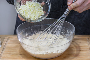 Zwiebeln und Knoblauch dazugeben