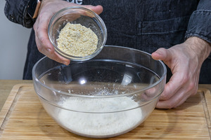 Kichererbsenmehl hinzufügen