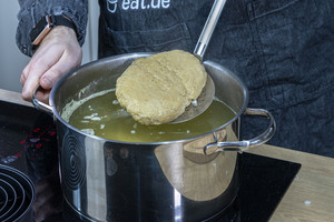 Seitan in die Brühe geben
