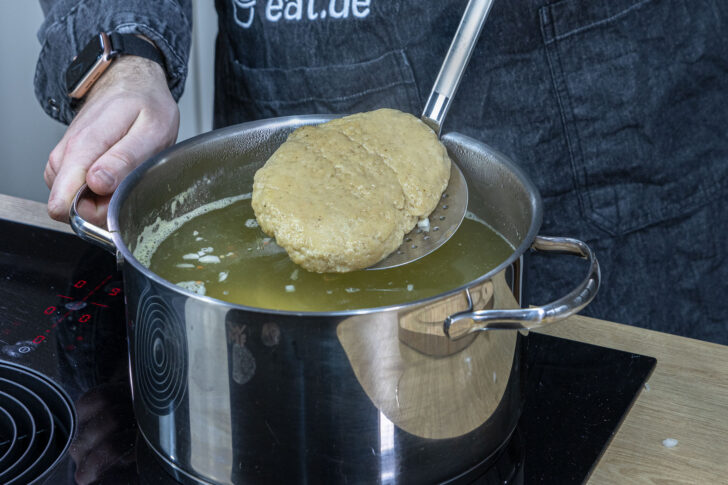 Seitan in die Brühe geben