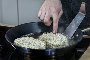 Schnitzel in die Pfanne geben