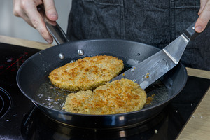 Seitan-Schnitzel in der Pfanne goldbraun braten