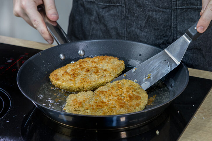Seitan-Schnitzel in der Pfanne goldbraun braten