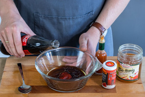 Cola zur Marinade geben