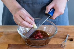 Knoblauch in die Marinade reiben