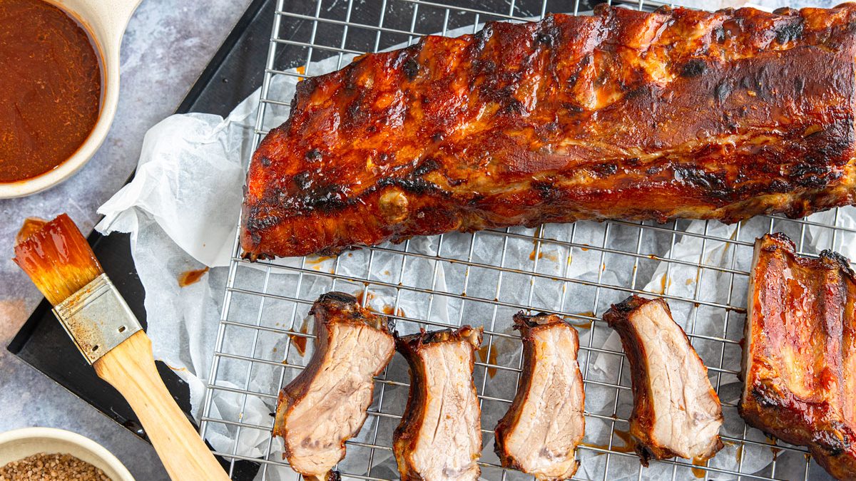 Spareribs bei Niedrigtemperatur im Backofen garen | Rezept - eat.de