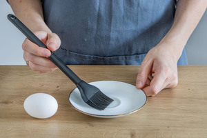 Untertasse mit Öl einfetten