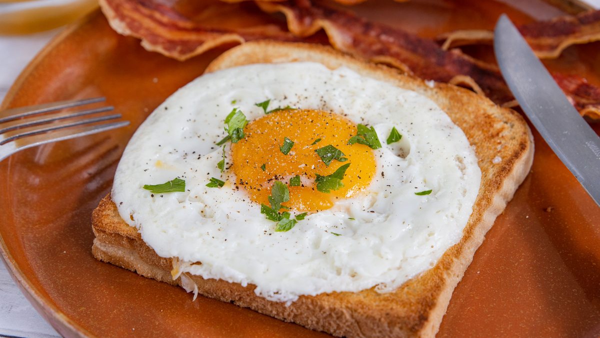 Spiegelei aus der Mikrowelle | Rezept - eat.de