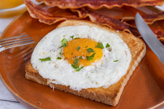 Spiegelei aus der Mikrowelle | Rezept - eat.de