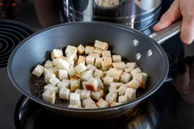 Croutons in der Pfanne braten