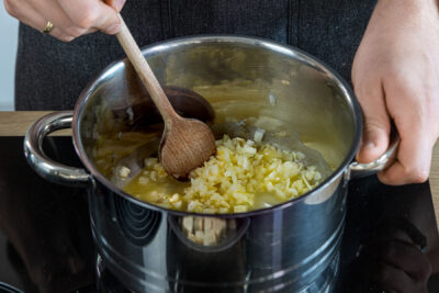 Zwiebeln und Knoblauch glasig braten