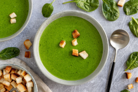 Spinatsuppe mit frischem Spinat