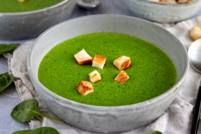 Spinatsuppe mit frischem Spinat