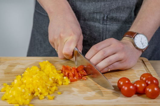 Paprika und Tomate klein schneiden