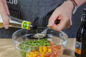 Essig zum Käferbohnensalat geben
