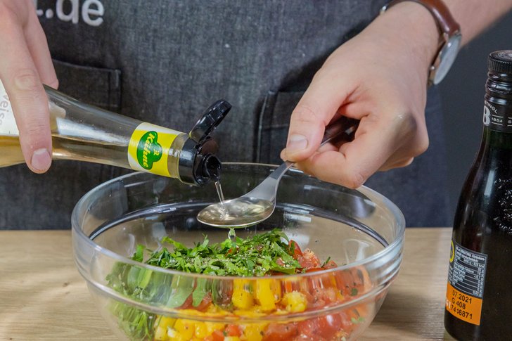 Essig zum Käferbohnensalat geben