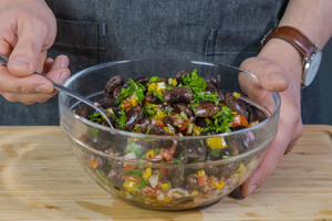 Käferbohnensalat verrühren