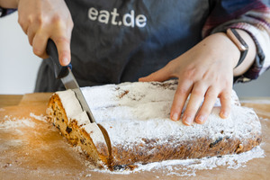 Stollen in Scheiben schneiden