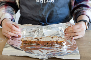 Stollen in Alufolie geben