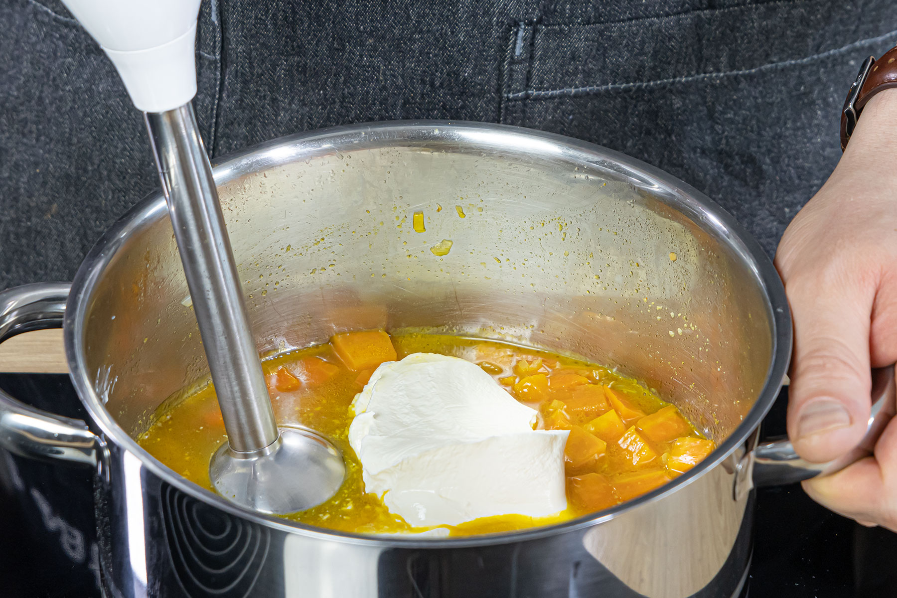 Süßkartoffel-Möhren-Suppe pürieren