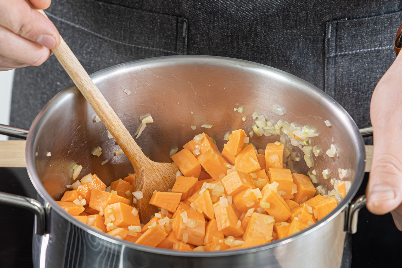 Süßkartoffelsuppe mit Kokosmilch | Rezept