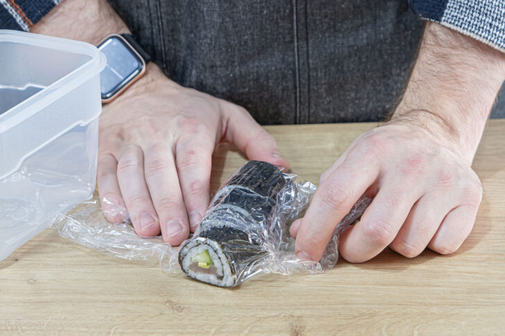 Futo Maki Sushi in Frischhaltefolie wickeln