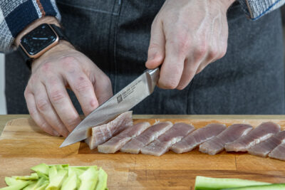 Thunfisch in dünne Scheiben schneiden