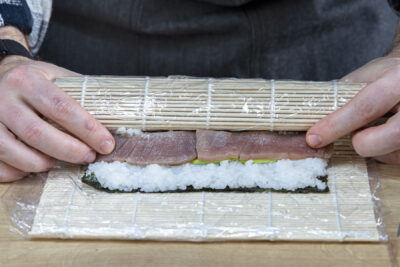 Futo-Maki Suhsi mit der Matte straff aufrollen