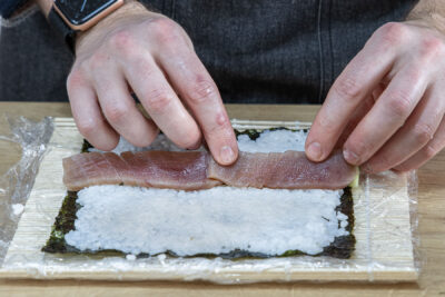 Thunfisch und Gemüse auf den Reis geben