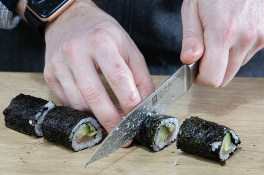 Futo Maki Sushi in Röllchen schneiden