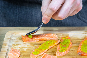 Lachs mit Wasabi einsreichen