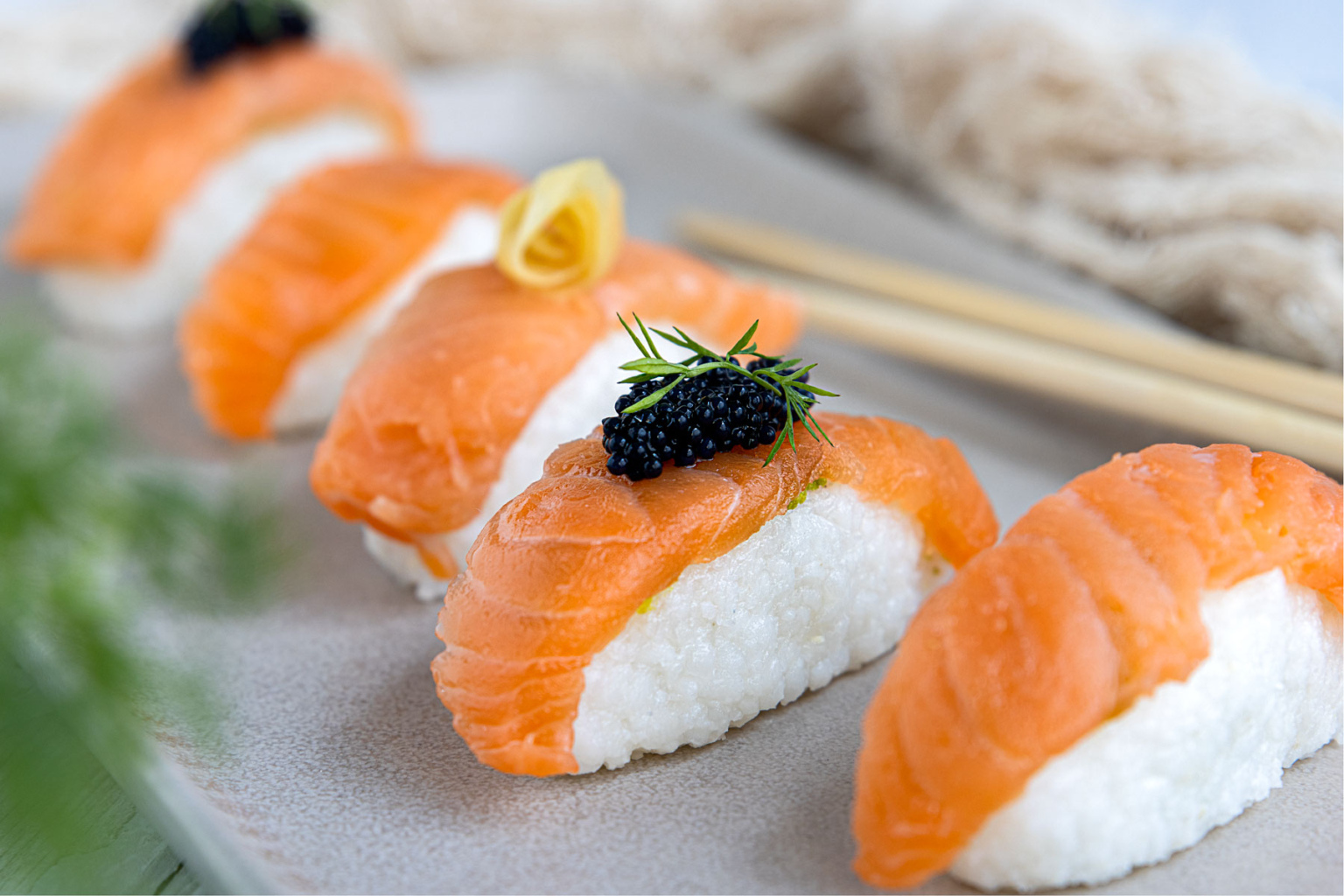Nigiri-Sushi selber machen: Lachs-Nigiri | Rezept - eat.de