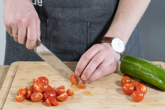Tomaten in Würfel schneiden.