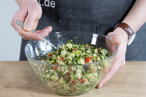 Klassischen Tabouleh-Salat durchmischen.