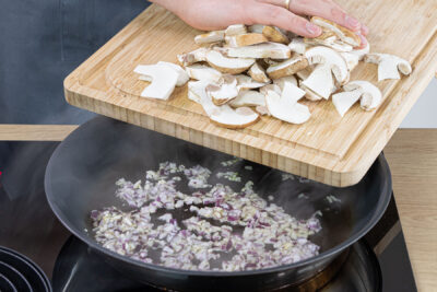 Zwiebeln, Knoblauch und Pilze anbraten