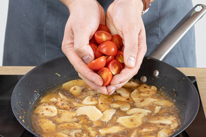 Kirschtomaten halbieren uns zur Soße gegebn