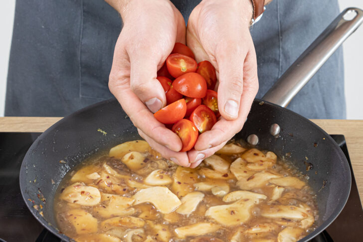 Kirschtomaten halbieren uns zur Soße gegebn
