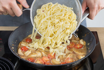 Tagliatelle zu den Steinpilzen geben