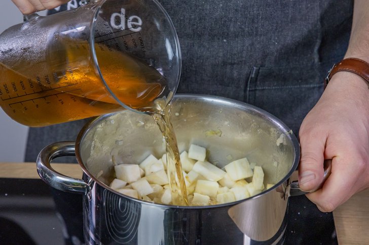 Gemüsebrühe zum Sellerie gießen
