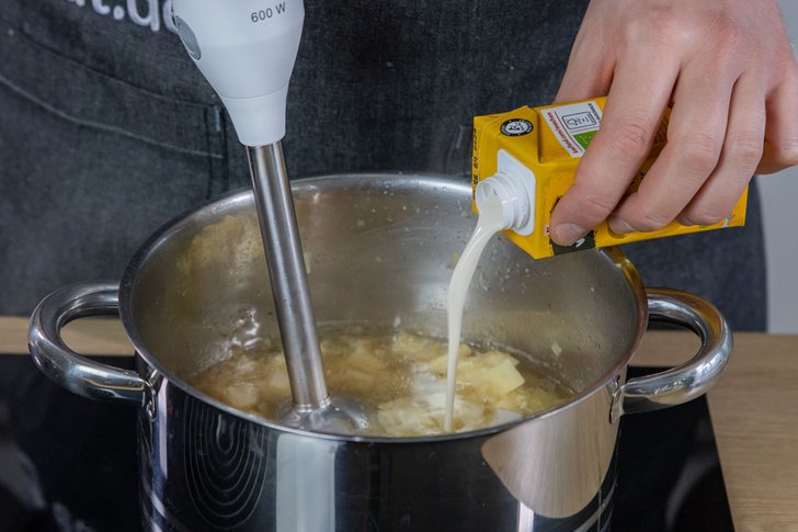 vegane Sahne in den Topf gießen