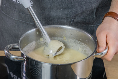 Knollenselleriesuppe pürieren