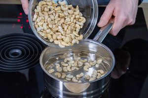 Cashewkerne in Wasser kochen