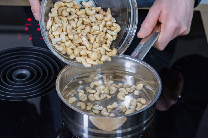Cashewkerne in Wasser kochen