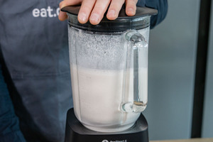 Cashews zu Cashewmilch mixen