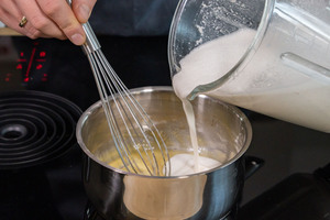 Cashewmilch zur Mehlschwitze gießen
