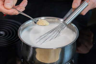 vegane Béchamelsauce mit Hefeflocken würzen