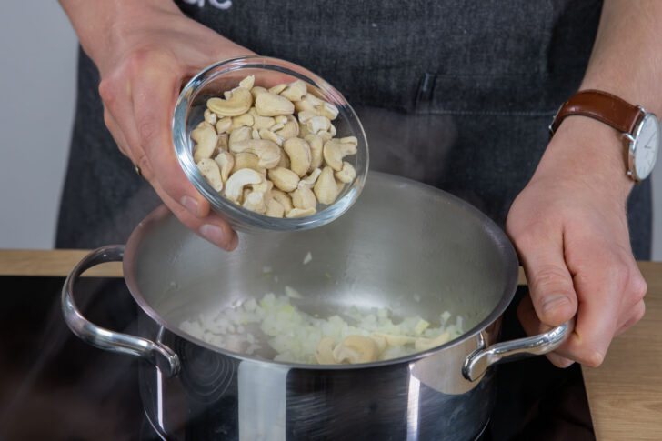 Cashews in den Topf geben
